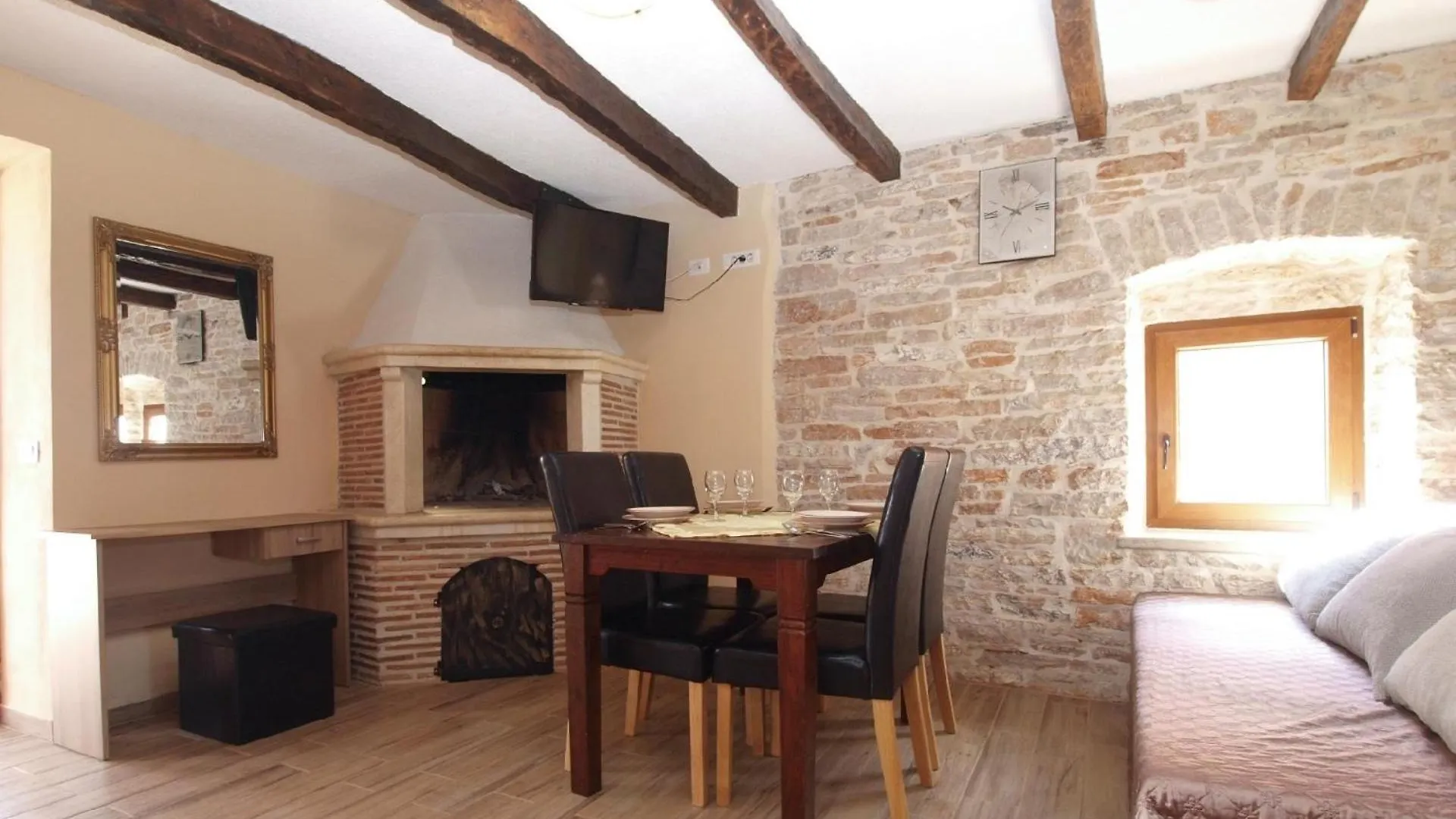 Ferienhaus Mit Privatpool Fuer 4 Personen Ca 65 Qm In Milotski Breg, Istrien Binnenland Von Istrien Žminj Chorwacja